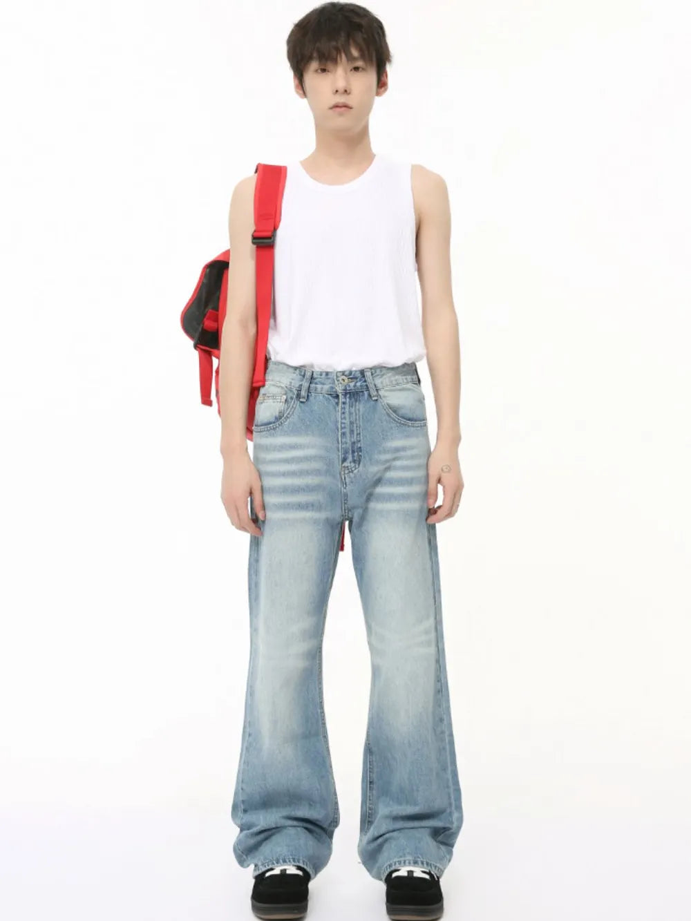 Light blue baggy jeans with pockets, relaxed fit and wide leg opening on model
